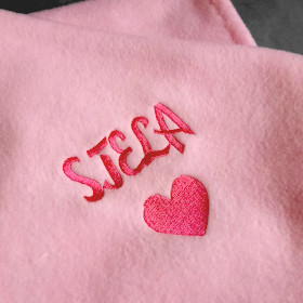 różowy kocyk dla psa z różowym imieniem stela sweetapaszka.pl